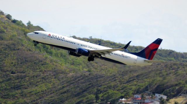 Boeing 737-900 (N845DN)