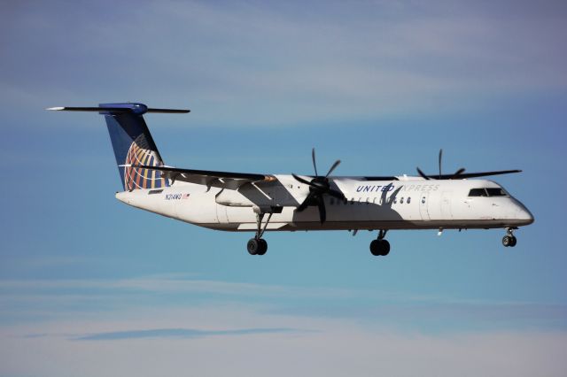 de Havilland Dash 8-400 (N214WQ) - Landing on 34R.