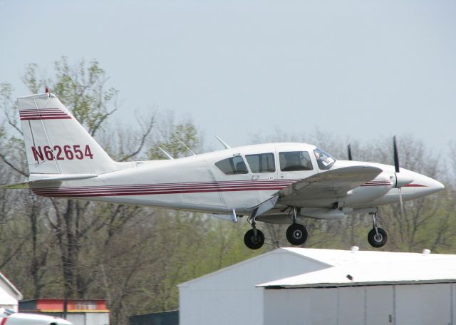 Piper Apache (N62654) - Landing on 14 at Downtown Shreveport.