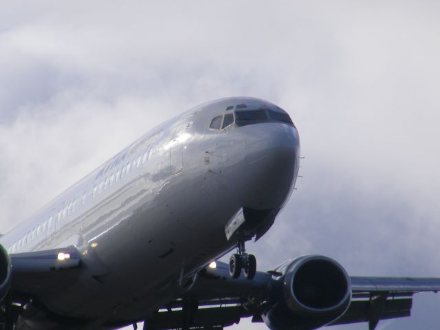 BOEING 737-400 (N42XA) - Xtra Airways landing at KEAU