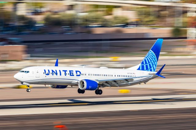 Boeing 737 MAX 9 (N77543) - A United Airlines 737 MAX 9 landing at PHX on 2/28/23. Taken with a Canon R7 and Canon EF 100-400 L ii lens.