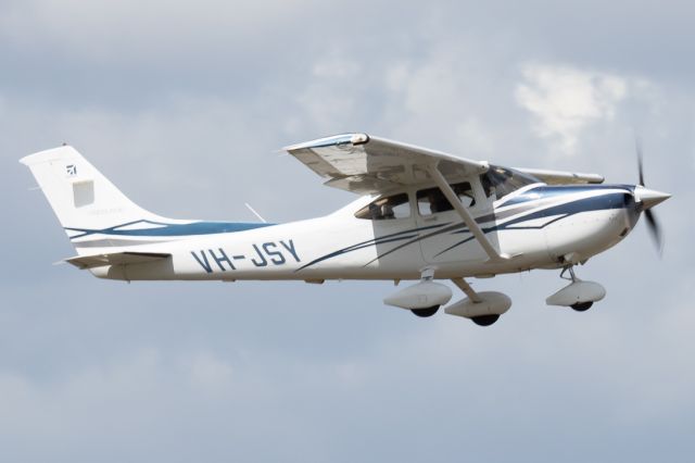 Cessna Skylane (VH-JSY) - On take off to Orange 