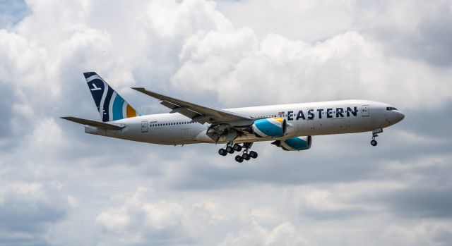 Boeing 777-200 (N825KW)