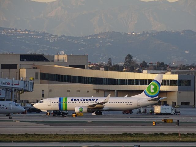 Boeing 737-800 (PH-HZG) - Sun Country - SCX lease
