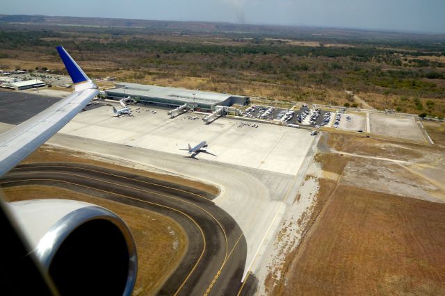 Boeing 737-900 (UAL1516) - Daniel Oduber International Airport (LIR/MRLB) in Liberia, Costa Rica