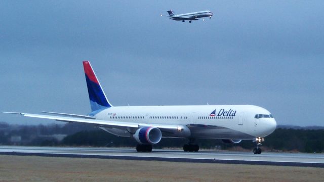BOEING 767-400 — - Takeoff roll on runway 27R in Atlanta February 2001