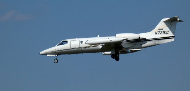 Learjet 35 (N721EC) - On final is this 1980 Learjet 35 in the Spring of 2021.