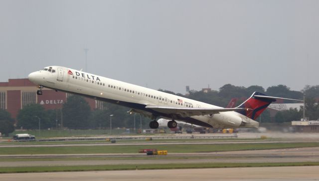 McDonnell Douglas MD-88 (N912DL) - I took this photo of a Delta MD-88 in Atlanta while waiting to board a jet to Biloxi/Gulfport Regional Airport KGPT. I like it because the Delta Offices are in the background.