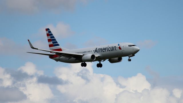 Boeing 737-800 (N898NN) - Coming in for a landing, as seen from Founder's Plaza.