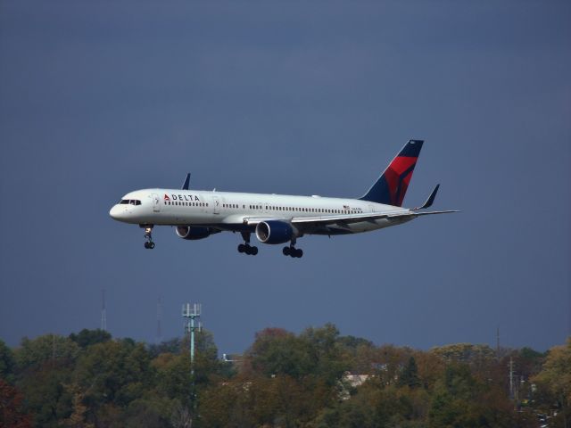 Boeing 757-200 (N641DL) - Short final runway 23 in Des Moines. First 757 i have seen with winglets.