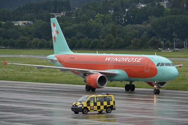 Airbus A320 (UR-WRK)