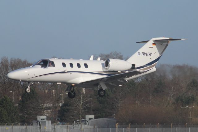 Cessna Citation CJ1 (D-IWUW) - On short finals for rwy 24 on 7-Feb-22 visiting on a round trip from EDDG.