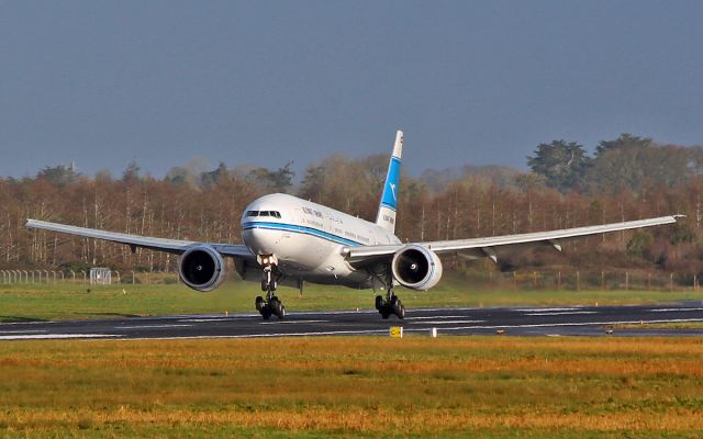 Boeing 777-200 (9K-AOA) - kuwait airways b777-2 9k-aoa about to land at shannon 14/12/16.