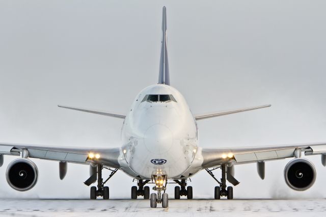 Boeing 747-400 (N416MC)