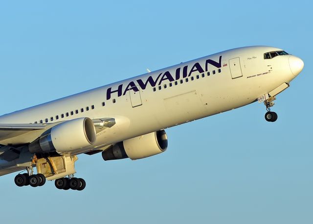 BOEING 767-300 (N582HA)