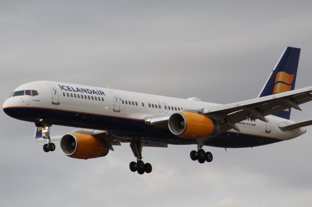 Boeing 757-200 (TF-PIP) - An Icelandair B757-200 on final approach into LHR, landing on runway 27L.br /br /Location: Myrtle Ave.br /Date: 04.08.22 (dd/mm/yy).