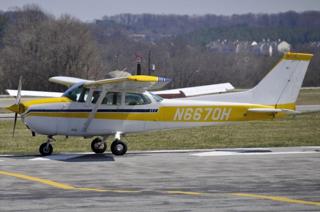 Cessna Skyhawk (N6670H) - Seen at KFDK on 3/31/2009.