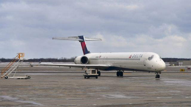 McDonnell Douglas MD-90 (N919DN) - Delta McDonnell Douglas MD-90-30 N919DN in Detroit