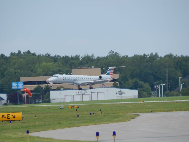 Embraer ERJ-145 (N685AE) - An American Eagle Embraer ERJ-145 comes in to land at Rochester.