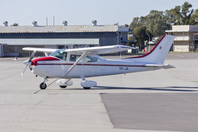 Cessna Skylane (VH-JJL) - Cessna 182Q Skylane (VH-JJL) taxiing at Wagga Wagga Airport.