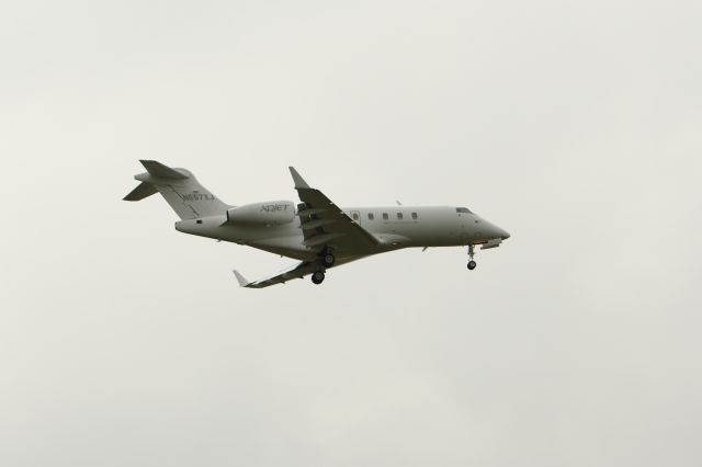 Bombardier Challenger 300 (N557XJ) - XOJet 557 short final runway 22 at KLEX, Lexington, Ky USA. It was a low overcast day.