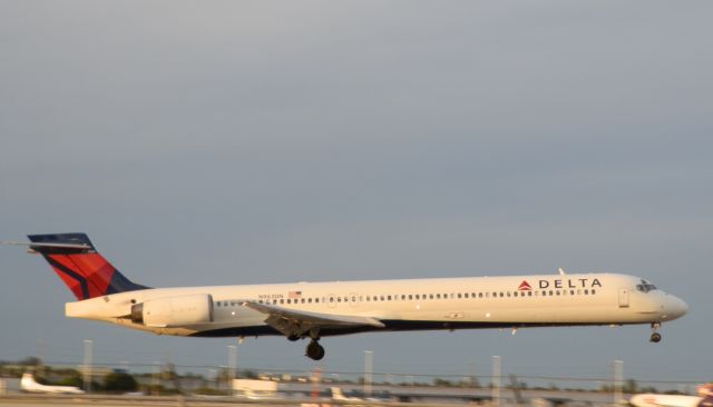 McDonnell Douglas MD-90 (N963DN)