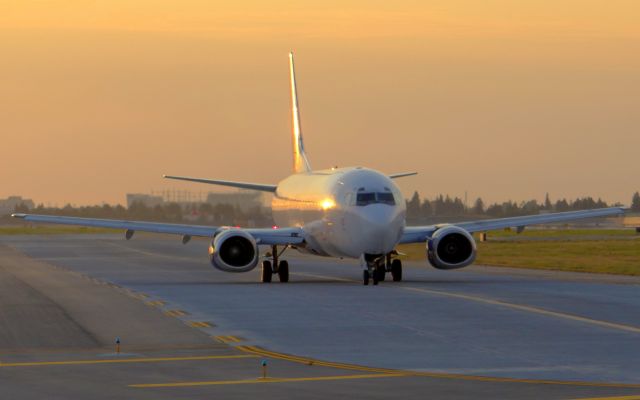 BOEING 737-400 (N279AD)