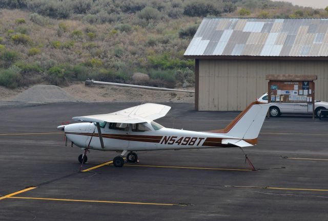 Cessna Skyhawk (N5498T) - Cessna 172E Skyhawk N5498T in Grand Coulee Dam Airport 