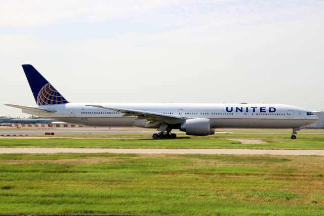 BOEING 777-300ER (N2748U) - Taxiing to depart rwy 09R on 28-Jun-19 operating flight UAL900 to KSFO.
