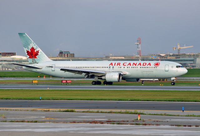 BOEING 767-300 (C-GHLU)