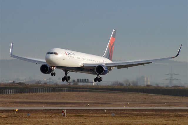 BOEING 767-300 (N178DN)