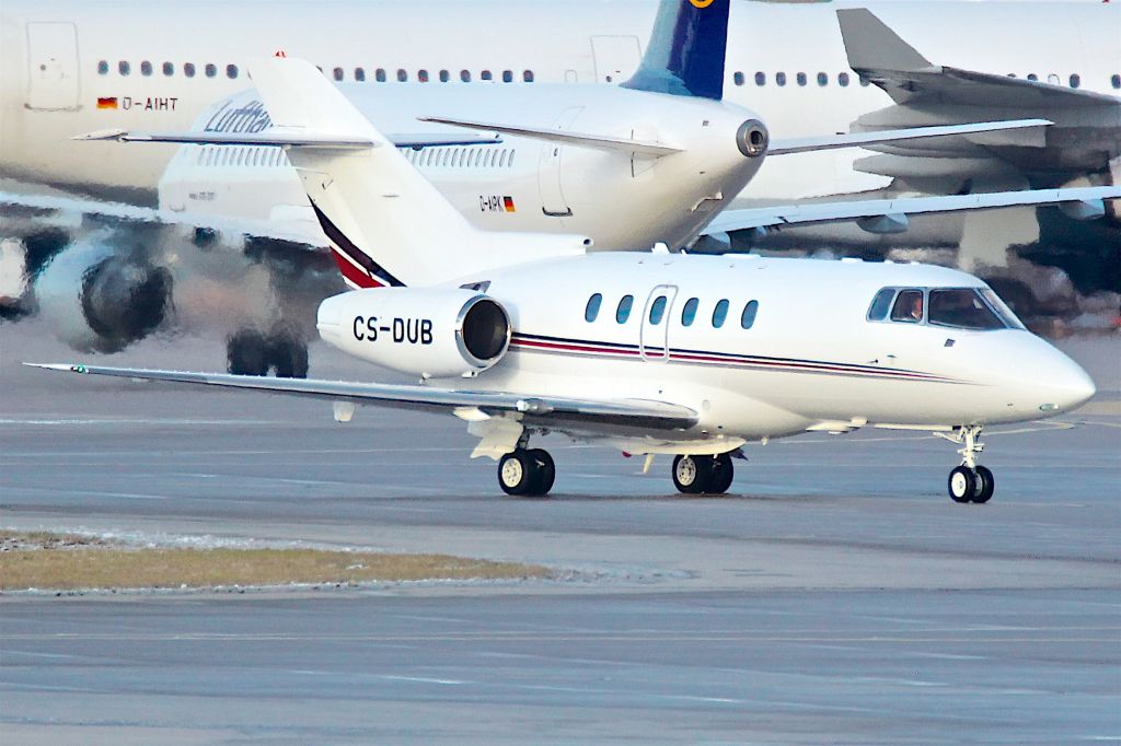 Hawker 800 (CS-DUB)