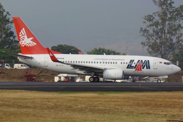 Boeing 737-700 (N855AM)