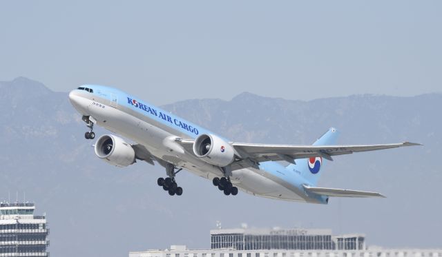 BOEING 777-200LR (HL8075) - Departing LAX