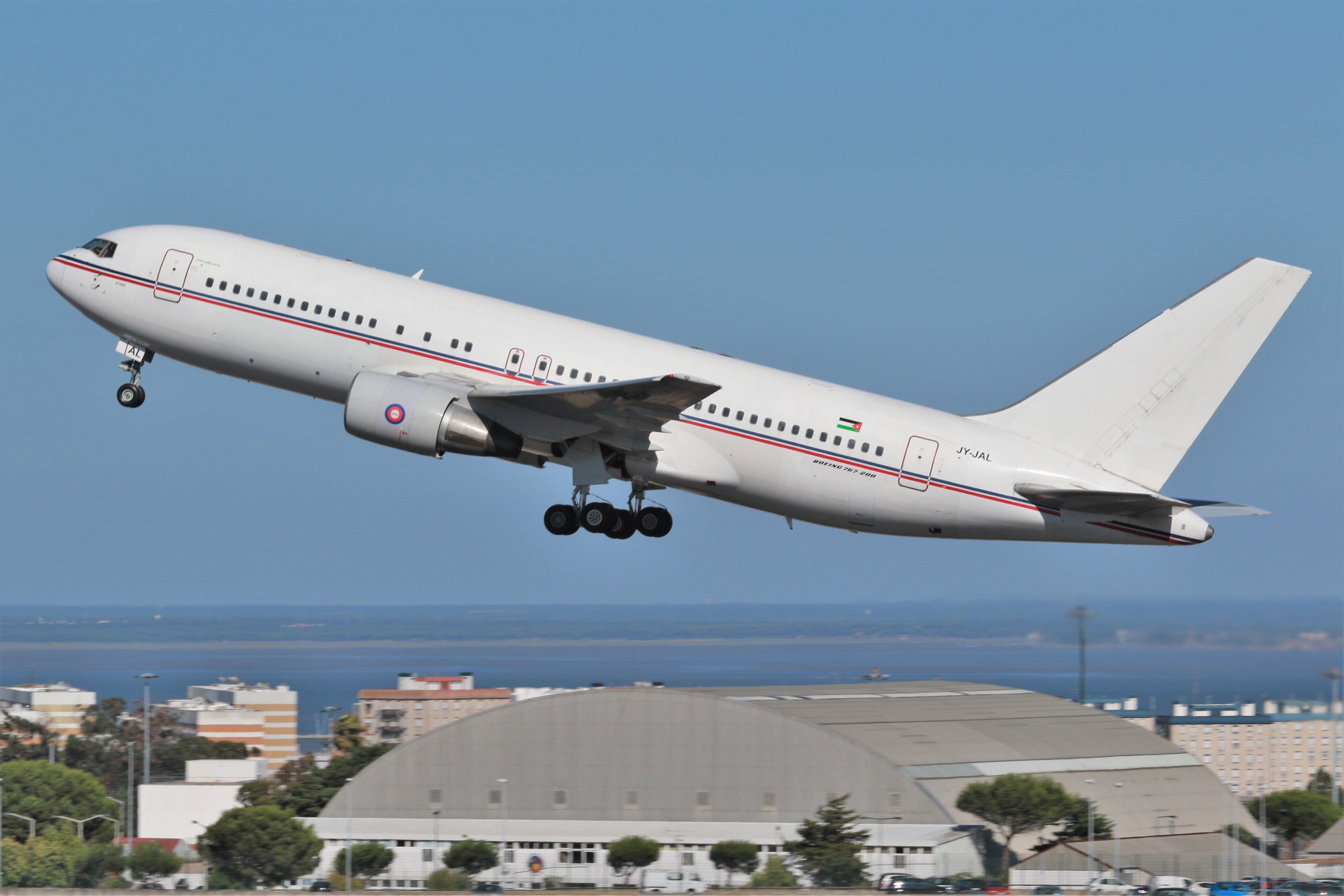 BOEING 767-200 (JY-JAL)