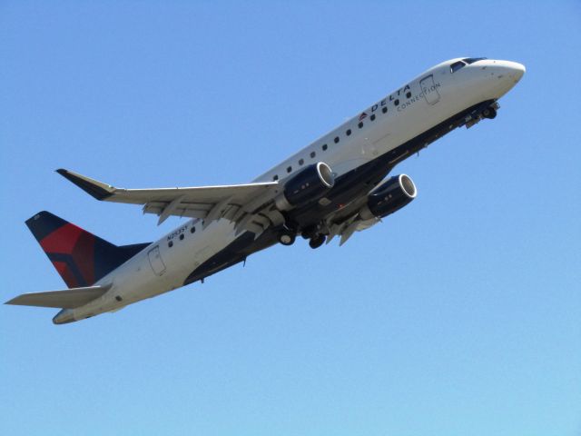 EMBRAER 175 (long wing) (N253SY) - Taking off RWY 20R