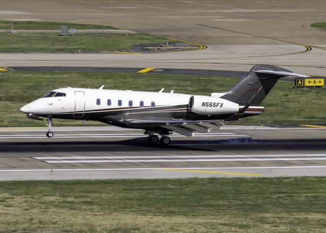 Bombardier Challenger 300 (N565FX) - FlexJet Challenger 300 series arriving into Dallas Love Field.