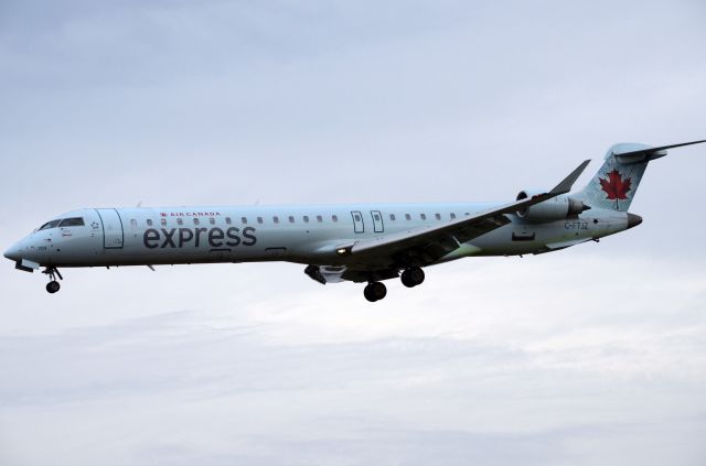 Canadair Regional Jet CRJ-200 (C-FTJZ) - Approaching Ottawa on rwy 25, picture taken 23-nov-12.