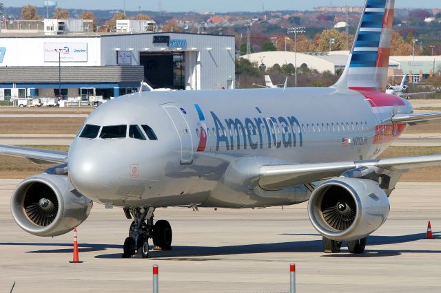 Airbus A319 (N702UW)