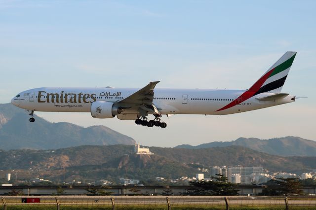 Boeing 777-200 (A6-EPY)