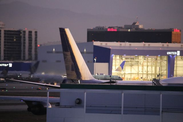 Boeing 747-400 (N258SN)