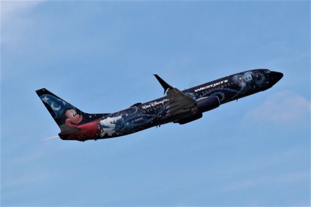 Boeing 737-800 (C-GWSZ) - Departing Fort Lauderdale Hollywood airport on the afternoon of the 18th of August, 2018.