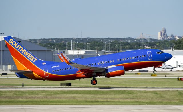 Boeing 737-700 (N496WN) - Departing 13R