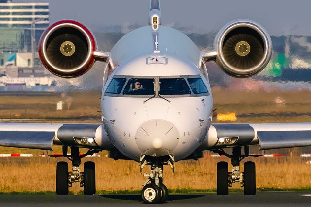BOMBARDIER Regional Jet CRJ-1000 (EI-HIE)