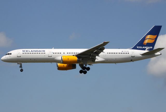 Boeing 757-200 (TF-FIC)