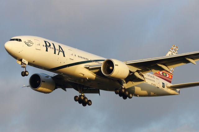 Boeing 777-200 (AP-BHX) - Approaching runway 027L at LHR.