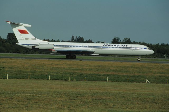 Ilyushin Il-62 (CCCP86558) - Departure at Narita Intl Airport Rwy16 on 1990/11/03