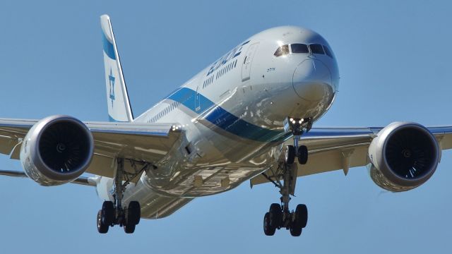Boeing 787-9 Dreamliner (4X-EDK) - 13R approach, second one of the day!