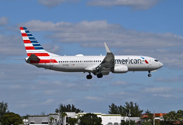 Boeing 737-800 (N906NN)