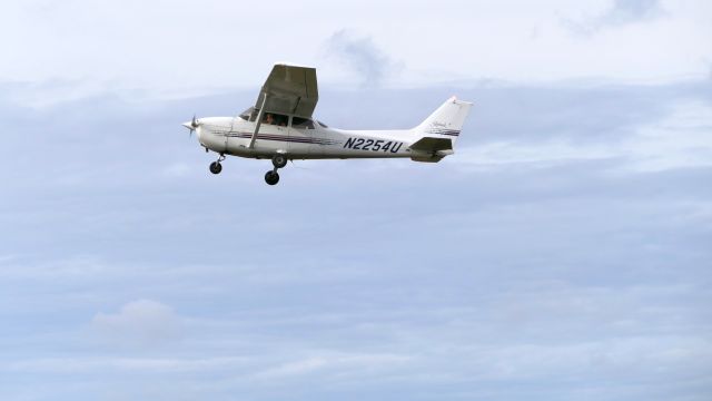 Cessna Skyhawk (N2254U)